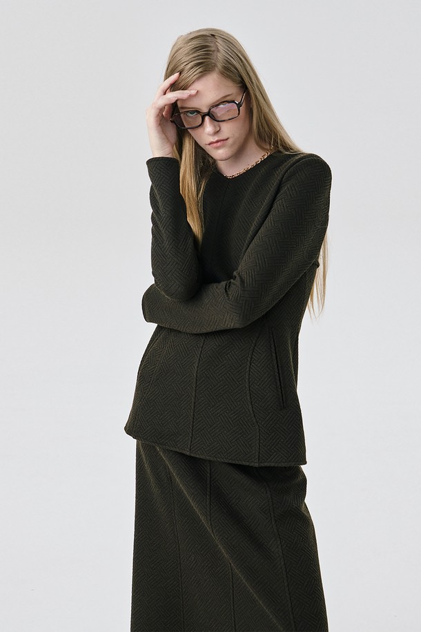 라운드 포켓 탑_브라운은 여성스러운 실루엣을 연출하는 셔츠/블라우스입니다. 부드러운 촉감의 폴리에스테르, 레이온, 스판덱스 혼방 소재로 제작되어 편안한 착용감을 선사합니다. 브이넥 라인과 긴 소매, 레귤러핏으로 클래식하고 세련된 스타일을 완성하며, 더블 웰트 포켓 디테일과 라운드 곡선 절개선이 특징입니다. 벨벳 텍스처와 신축성 있는 소재로 활동성을 높였으며, 오피스룩, 비즈니스 캐주얼, 모임룩 등 다양한 TPO에 활용 가능합니다. 미니멀하고 시크한 무드를 연출하여 사계절 내내 활용하기 좋은 아이템입니다.
