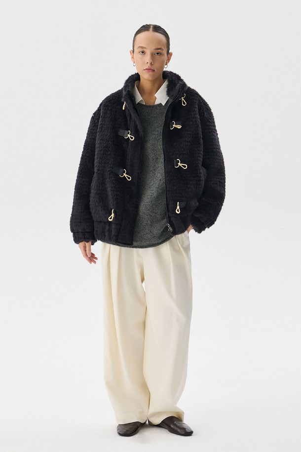 세련된 블랙 컬러의 에코 퍼 점퍼입니다. 부드러운 촉감의 아크릴, 울, 폴리에스테르 혼방 소재로 제작되어 가을, 겨울 시즌 따뜻하게 착용할 수 있습니다. 루즈핏 크롭 기장으로, 캐주얼하면서도 베이직한 스타일을 연출하며, 토글 여밈 방식으로 편안하게 즐길 수 있습니다. 가죽 스트랩 패치와 뒷 덧장 디테일이 돋보이며, 모임룩 또는 연말 모임룩에 추천합니다. 미니멀, 캐주얼, 클래식 등 다양한 스타일을 소화할 수 있는 퍼 코트입니다.
