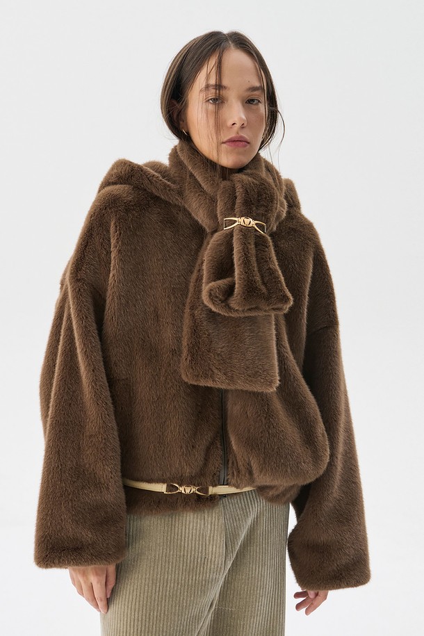 **리버서블 밍크 퍼 점퍼_브라운**

세련된 여성의 겨울 패션을 완성할 리버서블 밍크 퍼 점퍼입니다. 브라운과 블랙의 매력적인 컬러 조합으로, 양면 착용이 가능하여 다양한 스타일 연출이 용이합니다. 포근한 밍크 퍼 디테일과 루즈핏 디자인은 엘레강스하면서도 편안한 착용감을 선사합니다. 지퍼형 여밈 방식으로 간편하게 착용 가능하며, 모임룩과 같은 특별한 날에도 돋보이는 클래식한 스타일을 연출할 수 있습니다. 가을, 겨울 시즌, 부드러운 촉감과 두꺼운 두께로 따뜻함을 더해줍니다.
