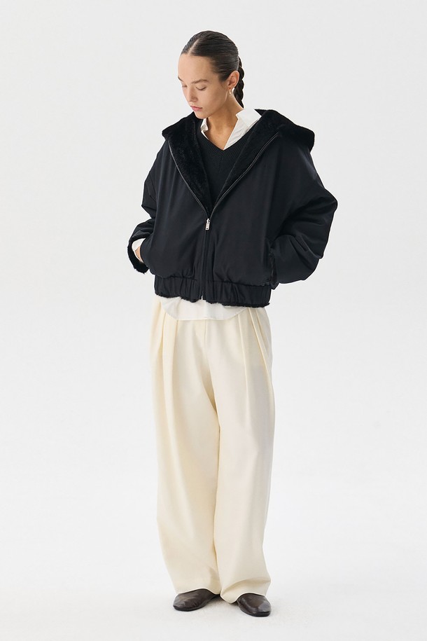 블랙 컬러의 리버서블 밍크 퍼 점퍼입니다. 가을, 겨울 시즌에 어울리는 두꺼운 두께감으로 포근하게 착용할 수 있으며, 양면 착용이 가능하여 다양한 스타일을 연출할 수 있습니다. 밍크 퍼 디테일과 로고 디테일이 고급스러운 분위기를 더하며, 루즈핏 디자인으로 편안한 착용감을 선사합니다. 지퍼형 여밈 방식으로 간편하게 착용 가능하며, 일상 및 모임룩에 모두 잘 어울립니다. 클래식하면서도 미니멀한 스타일을 즐기는 여성분들께 추천합니다.
