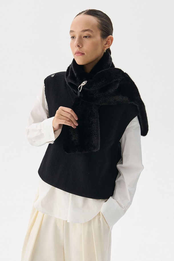 **Mink fur 머플러_Black**는 여성스러운 스타일을 위한 겨울철 필수 아이템입니다. 부드러운 촉감의 인조 밍크퍼 소재와 은은한 광택감이 우아하고 클래식한 분위기를 연출합니다. 블랙과 브라운 두 가지 컬러로 출시되어 다양한 스타일에 매치하기 용이하며, 두꺼운 두께감으로 뛰어난 보온성을 제공합니다. 벨트고리형 디자인으로 다양한 연출이 가능하며, 가벼운 착용감으로 편안하게 착용할 수 있습니다. 로고 디테일이 고급스러움을 더하는 머플러입니다.
