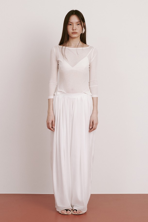 달빛 아래 부드럽게 흩날리는 듯한 "Moon Jar - Shaped Chiffon Pants_White"는 우아하고 미니멀한 스타일을 연출합니다. 얇고 가벼운 시폰 소재에 250% 셔링 디테일을 더해 풍성하면서도 시원한 착용감을 선사하며, 비침 걱정 없는 안감과 허리 밴딩 디자인으로 편안함까지 놓치지 않았습니다. 봄부터 초여름까지, 부드러운 촉감과 루즈핏으로 편안하고 세련된 데일리룩을 완성해보세요.
