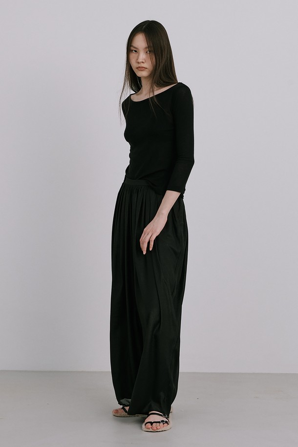 [1차 리오더] Moon Jar - Shaped Chiffon Pants_Black은 우아하고 미니멀한 스타일의 여성용 쉬폰 팬츠입니다. 부드러운 폴리에스테르 소재로 제작되었으며, 얇은 두께감과 비침 걱정 없는 안감 처리가 특징입니다. 250% 셔링 디테일과 허리 밴딩 디자인으로 편안하면서도 흐르는 듯한 실루엣을 연출하며, 봄, 초여름 일상복으로 활용하기 좋습니다.
