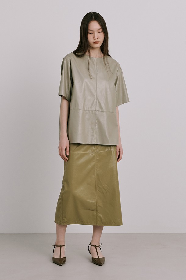 올리브 컬러의 에코 레더 스커트는 여성스러운 미니멀 무드를 연출합니다. 비건 가죽, 면, 폴리우레탄 혼방 소재로 제작되어 봄, 가을에 적합하며, A라인 핏으로 편안하게 착용 가능합니다. 크로스 라인 절개 디테일과 해리마감 시접, 미쓰마끼 봉제로 섬세한 디자인을 더했습니다. 데이트룩, 모임룩, 카페룩 등 다양한 TPO에 매치하여 시크하고 클래식한 스타일을 완성해보세요. 동물복지를 위해 비건 레더를 사용했으며 드라이클리닝을 권장합니다.
