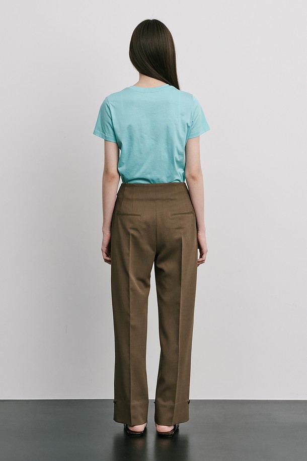 부드러운 촉감의 폴리에스테르, 폴리우레탄 혼방 소재로 제작된 Bijou Embellishment 터널 팬츠입니다. 허리라인의 벨트 디테일과 비죠 장식이 돋보이며, 밑단 단추로 핏 조절이 가능하여 다양한 스타일 연출이 용이합니다. 여름철에도 시원하게 착용할 수 있는 얇은 두께감과 신축성 있는 원단으로 편안한 착용감을 선사합니다.
