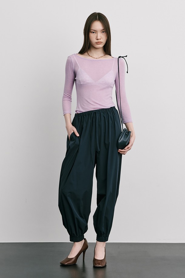 여성스러운 보트넥 디자인과 트렌디한 8부 소매가 돋보이는 25 Boatneck Sheer T_Purple입니다. 텐셀 70%와 울 30%의 혼방으로 제작되어 부드러운 촉감을 선사하며, 비치는 소재감이 은은한 멋을 더합니다. 얇은 두께감으로 봄, 여름 시즌에 시원하게 착용하기 좋으며, 미니멀하고 베이직한 스타일로 다양한 룩에 활용할 수 있습니다.
