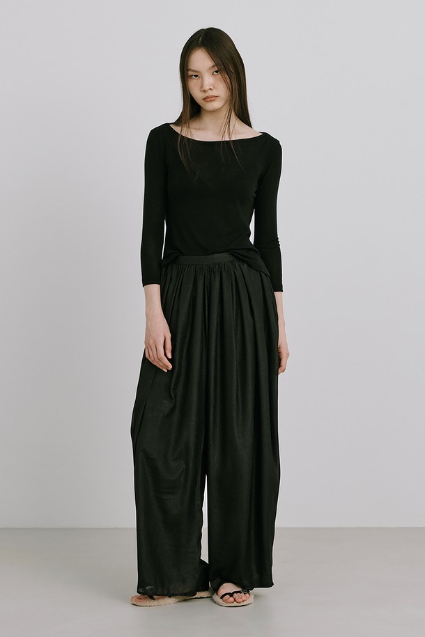 여성스러운 실루엣을 연출하는 25 Boatneck Sheer T_Black 티셔츠입니다. 텐셀 70%와 울 30% 혼방으로 제작되어 부드러운 촉감을 선사하며, 봄, 여름에 어울리는 얇은 두께감과 비치는 소재가 특징입니다. 우아한 무드의 보트넥 디자인과 레귤러핏이 어우러져 일상에서 편안하게 착용하기 좋습니다.
