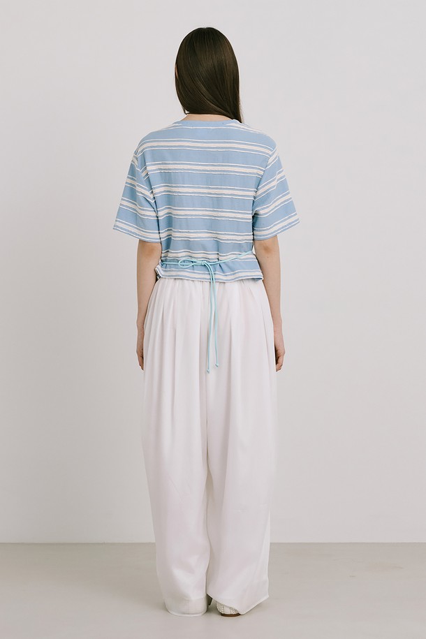 달항아리에서 영감을 받은 디자인의 Moon Jar - Shaped Belted Bag_Light Blue 색상 미니 백입니다. 폴리에스터, 폴리우레탄 소재로 제작되었으며, 벨트 장식이 특징입니다. 일상에서 크로스백 또는 벨트백으로 연출 가능한 액세서리형 미니멀 & 엘레강스 스타일의 무지 패턴 복주머니형 가방이며, 조임용 끈으로 잠금 가능합니다.
