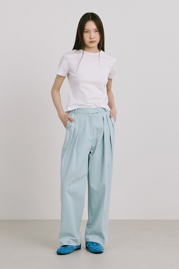 "25 Basic Short Sleeve T_White"는 부드러운 촉감의 Cotton 100% 소재로 제작되어 봄, 여름철에 시원하게 착용하기 좋은 반소매 티셔츠입니다. 라운드넥 슬림핏 디자인에 베이직하고 미니멀한 스타일로, 다양한 룩에 활용하기 용이합니다. 바이오 워싱 처리, 1cm 네크립 디자인, 뒷넥 안쪽 나염 로고, 외줄삼봉 스티치 등의 디테일이 돋보이는 데일리 티셔츠입니다.
