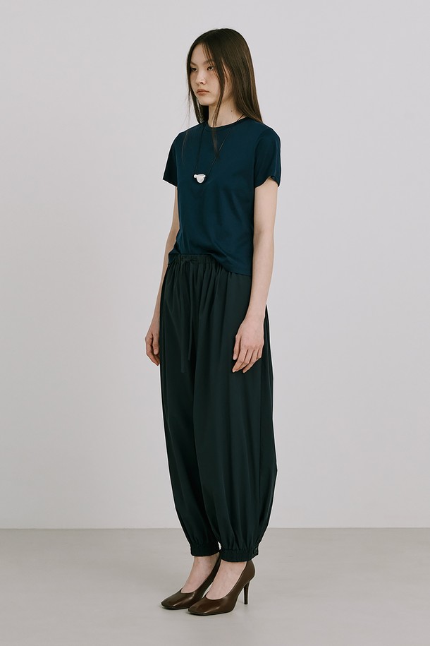 "25 Basic Short Sleeve T_Navy"는 부드러운 면 소재로 제작되어 편안한 착용감을 선사하는 슬림핏 반팔 티셔츠입니다. 네이비, 화이트, 블랙, 민트 4가지 컬러로 출시되었으며, 라운드넥에 베이직하고 미니멀한 디자인으로 일상에서 활용도가 높습니다. 바이오 워싱 처리, 1cm 네크립 디자인, 뒷넥 안쪽 나염 로고, 외줄삼봉 스티치 등 디테일한 마감으로 완성도를 높였습니다.
