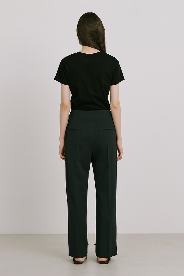 베이직 숏 슬리브 티_블랙 25는 일상에서 활용하기 좋은 슬림핏 반소매 티셔츠입니다. 부드러운 면 소재로 제작되어 얇고 가벼운 착용감을 선사하며, 흡습 기능으로 쾌적함을 유지해 줍니다. 라운드넥 디자인에 1cm 네크립으로 깔끔함을 더하고, 바이오 워싱 처리를 통해 자연스러운 분위기를 연출합니다. 외출 시에는 출근룩, 데이트룩 등 다양한 TPO에 맞춰 미니멀, 클래식, 캐주얼 스타일로 연출할 수 있습니다. 무지 디자인으로 어떤 스타일에도 쉽게 매치하여 활용도 높게 즐길 수 있습니다.
