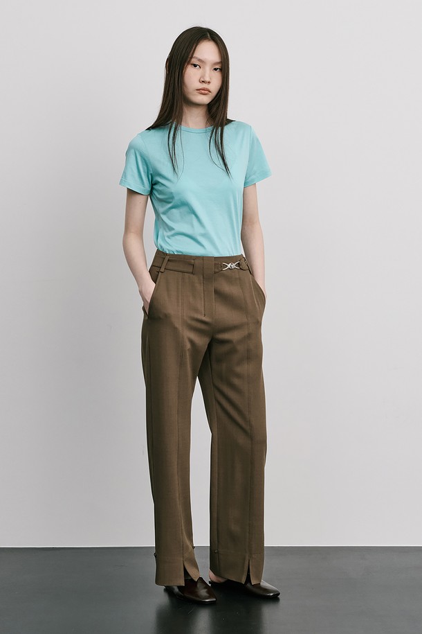 산뜻한 민트 컬러의 25 Basic Short Sleeve T는 부드러운 면 소재로 제작되어 편안한 착용감을 선사합니다. 베이직하고 미니멀한 디자인에 슬림핏으로, 봄과 여름철 데일리룩에 활용하기 좋습니다. 바이오 워싱 처리, 1cm 네크립 디자인, 뒷넥 안쪽 나염 로고, 외줄삼봉 스티치 등 꼼꼼한 디테일로 완성도를 높였습니다.
