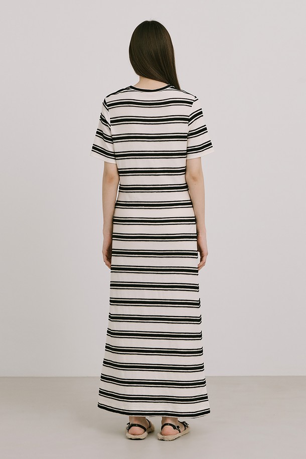 부드러운 면 소재의 Stripe Jacquard Knit Dress_Cream은 봄과 여름, 일상에서 편안하게 즐기기 좋은 니트 원피스입니다. 크림, 네이비 두 가지 컬러로 출시되었으며, 미니멀하고 베이직한 스타일을 연출합니다. 허리 라인을 잡아주는 린앤롱 A라인 플레어 실루엣에, 옆 네크 라인의 로고 금속 단추 디테일로 포인트를 주어 이지웨어룩을 완성합니다.
