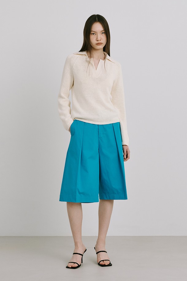 터키 블루 컬러의 25 버뮤다 팬츠는 여성용 반바지로, 봄, 여름에 착용하기 좋습니다. 루즈핏으로 편안하게 착용 가능하며, 코튼, 폴리에스터, 나일론 혼방 소재로 제작되었습니다. 허리 속마이깡, 지그재그 스티치, 사선 주머니, 벨트 착용, 허리 턱 디테일이 더해져 미니멀하면서도 베이직한 스타일을 연출합니다.
