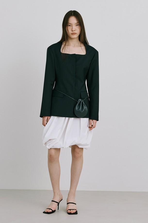 "Moon Jar - Shaped Skirt_White"는 부드러운 촉감의 나일론, 면, 폴리에스테르 혼방 소재로 제작된 여성용 미니스커트입니다. A라인의 루즈핏 실루엣에 은은한 셔링과 잔터크 디테일을 더했으며, 옆 지퍼 여밈과 안감 처리가 되어 편안한 착용감을 선사합니다. 미니멀하고 모던한 스타일로, 봄, 여름 시즌 화이트, 블랙 두 가지 색상으로 출시되어 다양한 룩에 활용하기 좋습니다.
