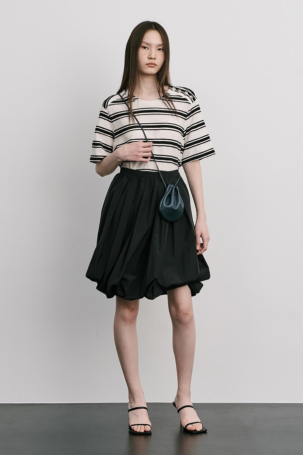 크리미한 컬러의 Stripe Jacquard Knit 반소매 티셔츠입니다. 부드러운 면 소재에 스트라이프 자카드 패턴으로 포인트를 주었으며, 옆 네크 라인에 금속 단추 디테일을 더해 은은한 멋을 더했습니다. 봄, 여름 시즌에 시원하게 착용하기 좋으며, 레이어드 스타일링에도 활용 가능한 레귤러핏 크롭 티셔츠입니다.
