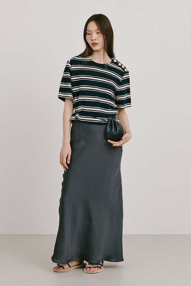 네이비 컬러의 Stripe Jacquard Knit Short Sleeve T는 여성용 티셔츠입니다. 면 소재의 레귤러핏 크롭 기장 반소매 티셔츠로, 스트라이프 패턴과 라운드넥 디자인이 특징입니다. 옆 네크 라인에는 로고 금속 단추 디테일이 있으며, 자카드 니트 소재로 제작되어 레이어드하여 다양한 스타일 연출이 가능합니다.
