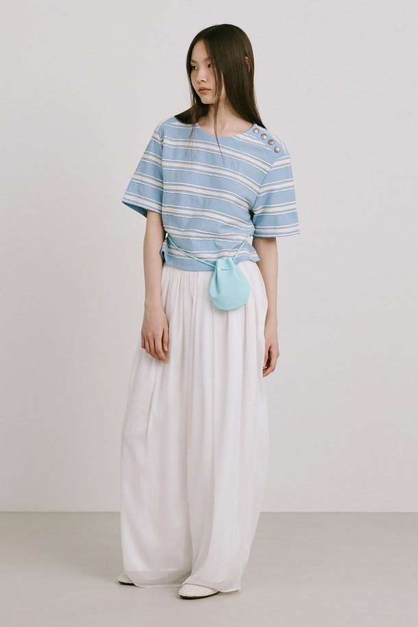 라이트 블루 컬러의 스트라이프 자카드 니트 반소매 티셔츠입니다. 면 소재로 제작되었으며, 미니멀하고 베이직한 스타일에 크롭 기장과 레귤러핏으로 편안하게 착용 가능합니다. 옆 네크 라인에 금속 단추 디테일이 있으며, 다양한 스타일링을 위한 레이어드 연출에도 용이합니다.
