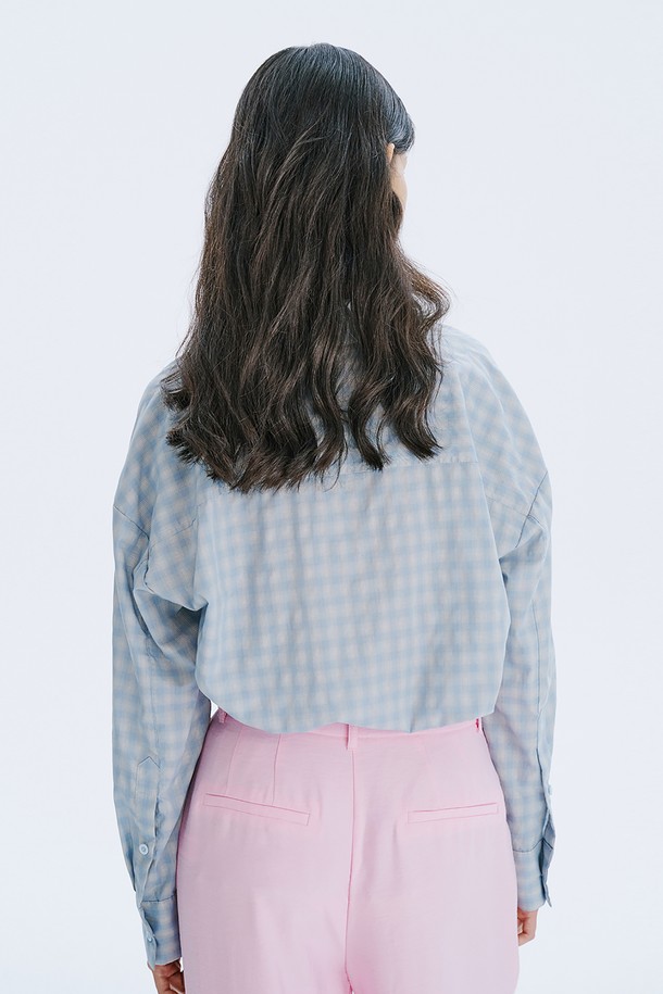 80수 면 소재로 제작되어 부드러운 촉감이 돋보이는 여성용 셔츠입니다. 섬세한 체크 문양과 시원한 블루 컬러가 어우러져 미니멀하면서도 베이직한 스타일을 연출합니다. 넉넉한 오버핏과 V넥 디자인으로 모든 체형에 자연스럽게 어울리며, 봄, 여름 시즌에 가볍게 착용하기 좋습니다.
