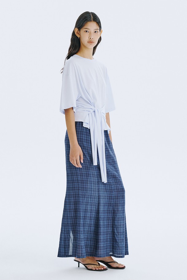 Waist Tied T_Light Blue는 얇고 시원한 면 소재의 여성 반소매 티셔츠입니다. 라이트 블루, 민트, 화이트 세 가지 산뜻한 색상으로 출시되었으며, 허리 스트랩 디테일과 레귤러 핏으로 미니멀하면서도 베이직한 스타일을 연출합니다. 허리 라인 조절이 가능하여 체형 커버 효과를 제공하며, 봄, 여름 시즌 일상복으로 활용하기 좋습니다.
