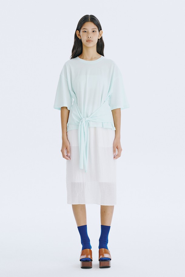 Waist Tied T_Mint는 부드러운 면 소재의 여성용 티셔츠입니다. 민트, 라이트블루, 화이트 세 가지 색상으로 출시되었으며, 루즈핏과 반소매 디자인으로 편안한 착용감을 선사합니다. 허리 스트랩으로 실루엣 조절이 가능하며, 얇은 두께감과 라운드넥 디자인으로 봄, 여름철 일상복으로 활용하기 좋습니다.
