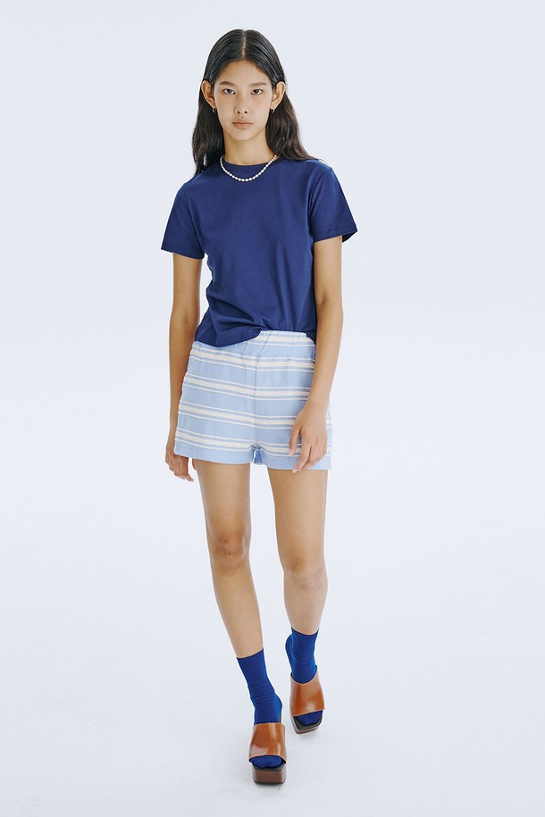 **Stripe Jacquard Knit Shorts_Light Blue**

가볍고 시원한 면 소재의 숏팬츠로, 부드러운 촉감과 얇은 두께감으로 여름철 데일리룩과 홈웨어로 활용하기 좋습니다. 독특한 스트라이프 니트 소재와 레귤러핏 디자인이 캐주얼하면서도 클래식한 무드를 연출하며, 허리 전체 밴딩 처리로 편안한 착용감을 선사합니다. 라이트 블루, 크림, 네이비 세 가지 컬러로 만나볼 수 있으며, 다리 라인을 길고 슬림하게 보이게 하는 효과를 선사합니다.
