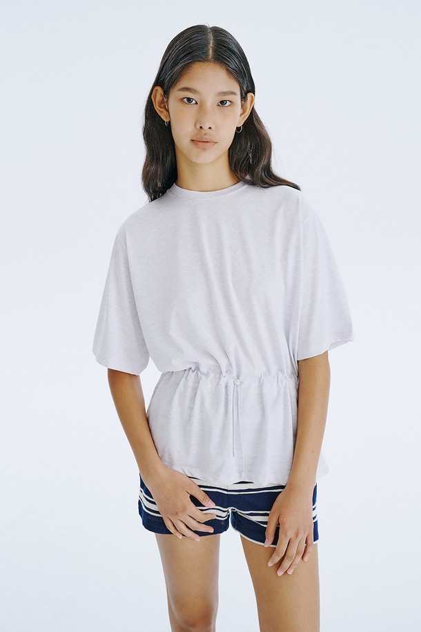 네이비 컬러의 스트라이프 자카드 니트 쇼츠는 여름철 데일리 및 홈웨어룩에 활용하기 좋은 여성 숏팬츠입니다. 면 소재로 제작되어 얇고 시원하며, 허리 전체 밴딩 처리로 편안한 착용감을 선사합니다. 클래식하면서도 캐주얼한 무드를 동시에 연출하며, 독특한 스트라이프 패턴과 레귤러핏 디자인으로 다리 라인을 더욱 길고 슬림하게 보이게 합니다.
