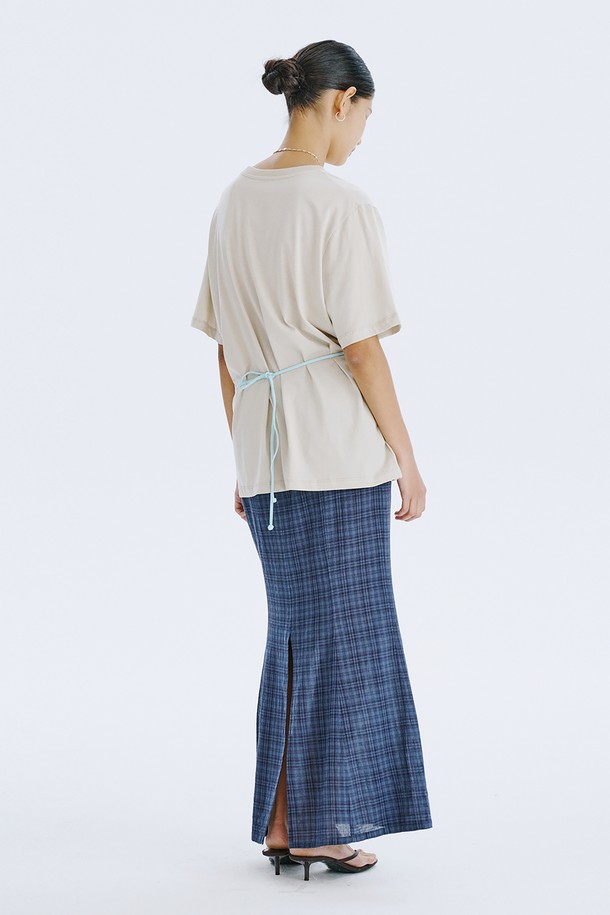 25 체크 머메이드 스커트_네이비는 여성스러운 실루엣을 강조하는 머메이드 스커트입니다. 허리부터 골반까지 슬림하게 잡아주는 디자인으로, 우아하게 퍼지는 머메이드 라인이 돋보입니다. 클래식한 체크 패턴과 부드러운 코튼, 레이온 혼방 소재로 제작되어 편안한 착용감을 선사합니다. 네이비, 카키 두 가지 색상으로 출시되었으며, 데이트룩, 오피스룩, 모임룩 등 다양한 TPO에 활용 가능합니다. 클래식, 미니멀, 시크한 스타일을 연출하기에 좋은 아이템입니다.
