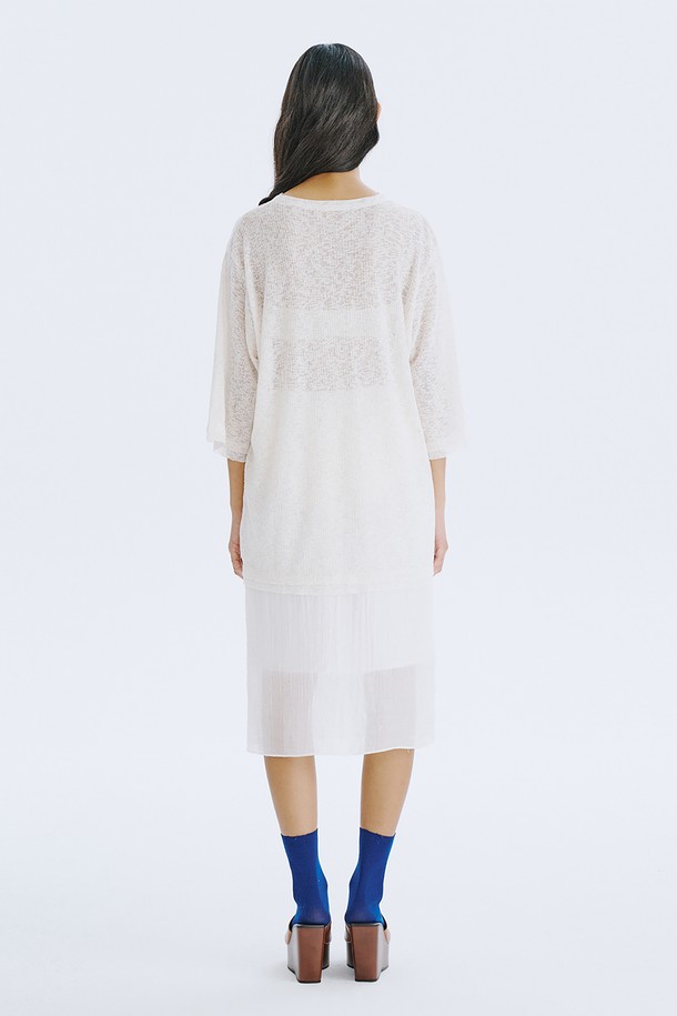 여름철 시원하게 즐길 수 있는 여성용 긴소매 메쉬 풀오버입니다. 아이보리, 카키, 네이비 3가지 색상으로 출시되었으며, 얇고 가벼운 폴리에스테르, 린넨, 스판덱스 혼방 소재를 사용하여 쾌적한 착용감을 선사합니다. 라운드넥, 오버핏 디자인에 시스루 패턴으로 포인트를 더했으며, 로우컷 및 소매 밑단 디테일로 레이어드 스타일링에 활용하기 좋습니다.
