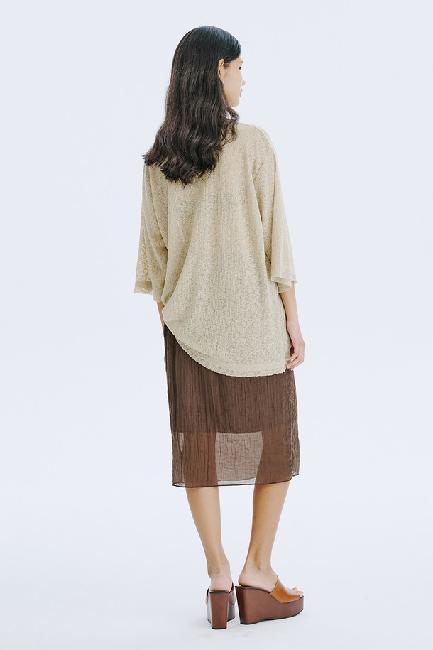 여름철 시원하게 즐길 수 있는 여성용 긴팔 메쉬 풀오버입니다. 부드러운 촉감의 폴리에스테르, 린넨, 스판덱스 혼방 소재로 제작되었으며, 얇은 두께감과 시스루 디자인이 특징입니다. 라운드넥과 오버핏으로 편안한 착용감을 선사하며, 미니멀한 스타일을 연출하기 좋은 카키, 아이보리, 네이비 3가지 색상으로 선보입니다.
