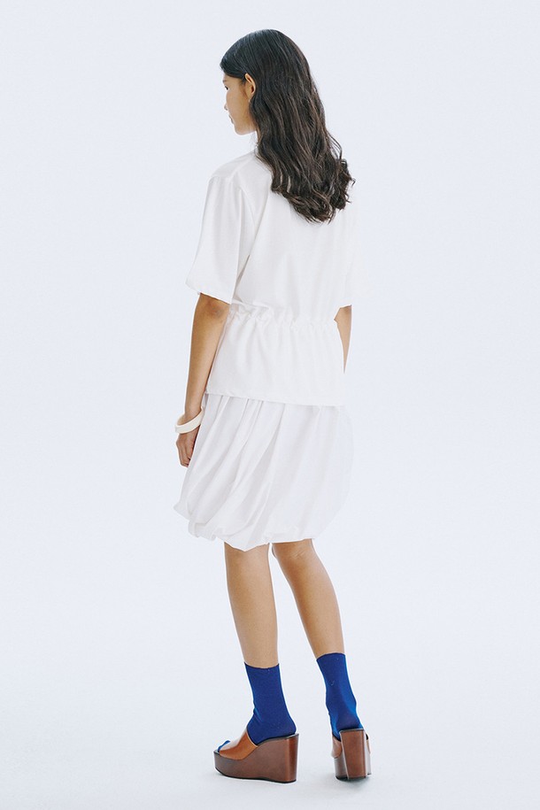 Stopper Jersey T_White는 여성용 티셔츠로, 미니멀하고 베이직한 스타일을 연출합니다. 부드러운 Cotton 100% 소재로 제작되어 얇고 쾌적한 착용감을 선사하며, 넉넉한 레귤러 핏과 라운드넥 디자인으로 편안함을 더합니다. 허리 조절이 가능한 스토퍼 디자인과 구김이 적은 소재로 실용성을 높인, 여름철 데일리 티셔츠입니다.
