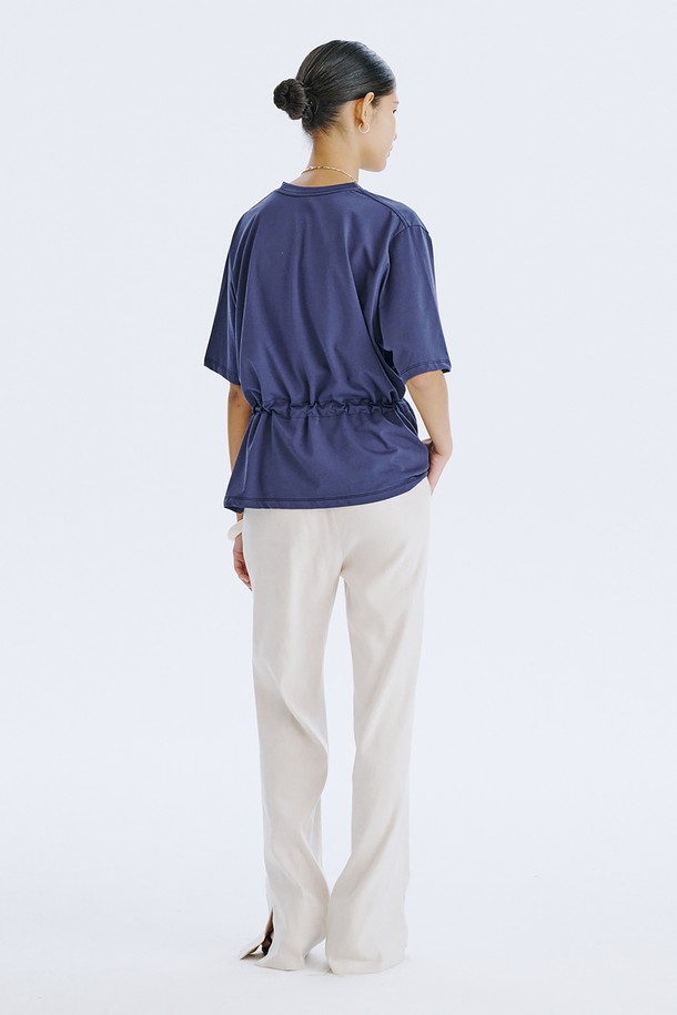 네이비 컬러의 Stopper Jersey 티셔츠는 여름철 일상에서 시원하게 착용하기 좋은 반소매 크롭 티셔츠입니다. 부드러운 면 소재로 제작되어 얇고 쾌적한 착용감을 선사하며, 구김이 적어 편안하게 즐길 수 있습니다. 허리 부분의 스토퍼 디자인으로 핏 조절이 용이하며, 미니멀하고 베이직한 스타일로 다양한 룩에 활용하기 좋습니다.
