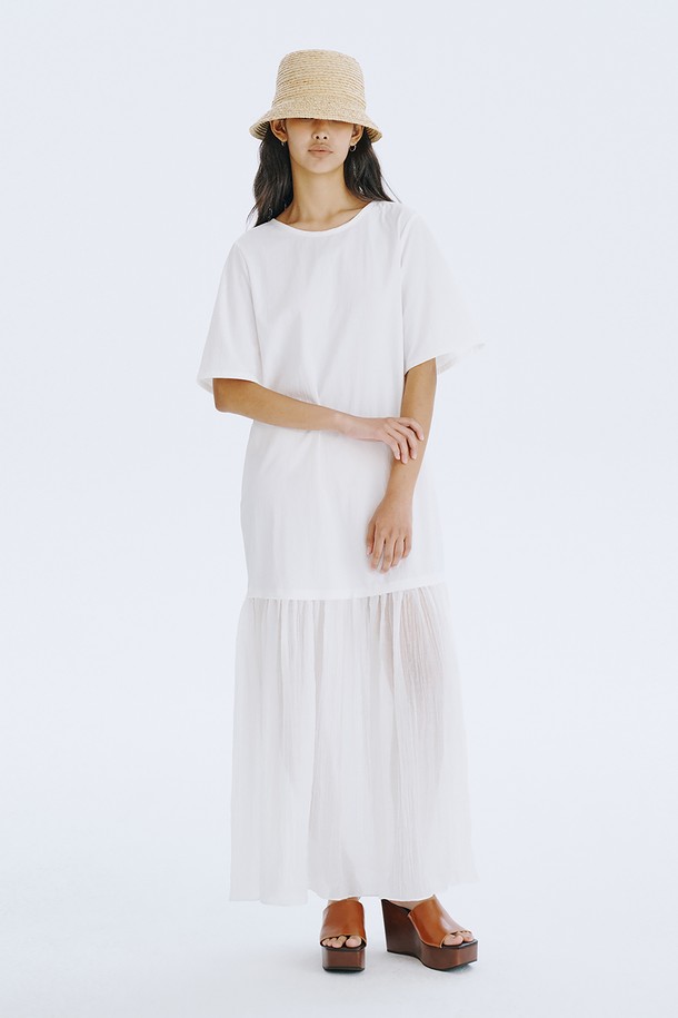 부드러운 촉감의 쉬어한 소재로 제작된 Bare Back Shirring Dress_White는 여성스러운 실루엣을 선사합니다. U넥 라인에 백라인 오픈 디테일과 리본 장식이 포인트이며, A라인 플레어 스커트가 우아한 무드를 연출합니다. 봄, 여름 시즌 일상에서 루즈핏으로 편안하게 즐길 수 있는 반소매 원피스입니다.
