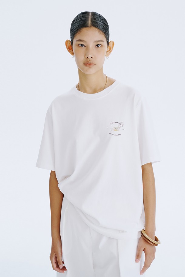 분더캄머의 Post Graphic T_White는 백조 그림과 분더캄머 로고가 엽서 형태로 디자인된 오버핏 반소매 티셔츠입니다. 면 100% 소재로 제작되어 시원하고 편안한 착용감을 선사하며, 화이트, 차콜, 라이트 카키, 라이트 옐로우 4가지 색상으로 출시되었습니다. 일상에서 스트릿, 베이직 스타일을 연출하기 좋으며, 2025년 6월에 (주)분더캄머에서 제조했습니다.
