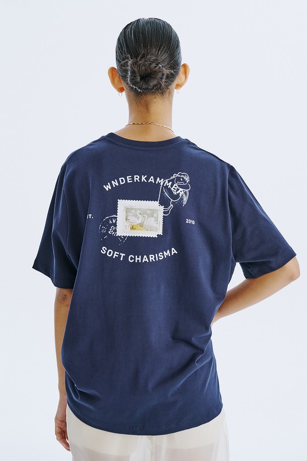 분더캄머 로고와 백조 그래픽 프린트가 돋보이는 Post Graphic T_Navy 티셔츠입니다. 부드러운 면 소재로 제작되어 편안한 착용감을 선사하며, 봄, 여름 시즌 일상에서 스트릿 무드를 연출하기 좋습니다. 오버핏 레귤러 기장으로 제작되었으며, 국내에서 생산되어 높은 품질을 자랑합니다.
