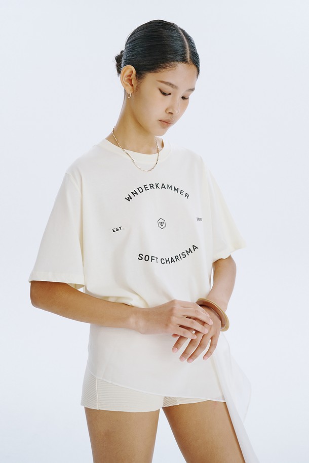 WNDERKAMMER Graphic T_Light Yellow는 분더캄머 로고 모티브 디자인이 돋보이는 오버핏 반소매 티셔츠입니다. Light Yellow, Charcoal, Light Khaki 세 가지 색상으로 출시되었으며, 여름철 일상복으로 활용하기 좋습니다. 면 소재로 제작되어 통풍이 잘 되며, 드라이클리닝을 권장합니다.
