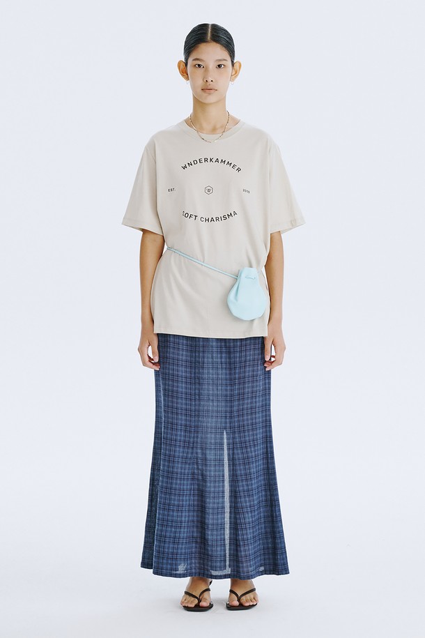 WNDERKAMMER Graphic T_Light Khaki 티셔츠는 봄/여름 시즌에 어울리는 공용 제품으로, 스트릿 무드의 오버핏 디자인이 특징입니다. Light Khaki, Charcoal, Light Yellow 세 가지 컬러로 출시되었으며, 분더캄머 로고와 스트릿한 그래픽이 포인트로 디자인되었습니다. 면 소재로 제작되어 편안한 착용감을 제공하며, 라운드넥과 반소매 기장으로 일상생활에서 폭넓게 활용할 수 있습니다.
