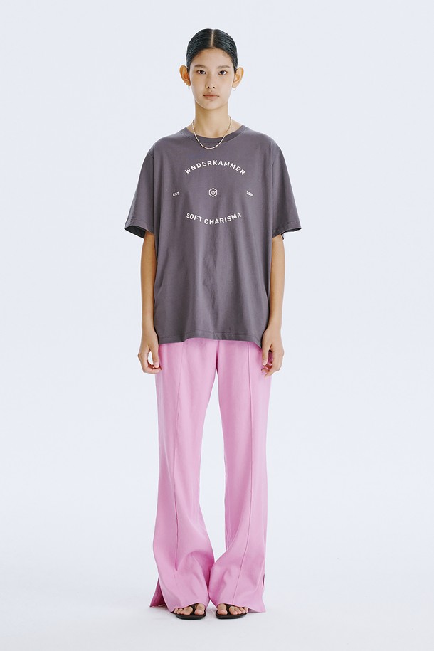 WNDERKAMMER Graphic T_Charcoal은 분더캄머 로고를 모티브로 한 그래픽 디자인이 돋보이는 오버핏 티셔츠입니다. 얇은 면 소재로 제작되어 봄, 여름철에 시원하게 착용 가능하며, Charcoal, Light Khaki, Light Yellow 세 가지 컬러로 출시되어 포인트를 더했습니다. 라운드넥 디자인과 반소매 기장으로 일상에서 스트릿, 미니멀 스타일을 모두 소화할 수 있는 실용적인 아이템입니다.

