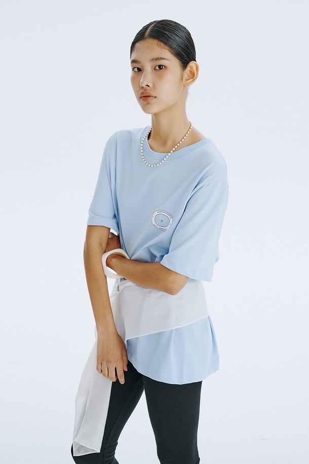 분더캄머 로고를 모티브로 한 라운드 그래픽 티셔츠입니다. 라이트 블루, 네이비, 화이트 3가지 컬러로 제공되며, 봄, 여름 시즌 일상복으로 활용하기 좋습니다. 면 소재의 오버핏 디자인으로, 스트릿한 그래픽과 포인트 컬러가 돋보이는 반소매 티셔츠입니다.
