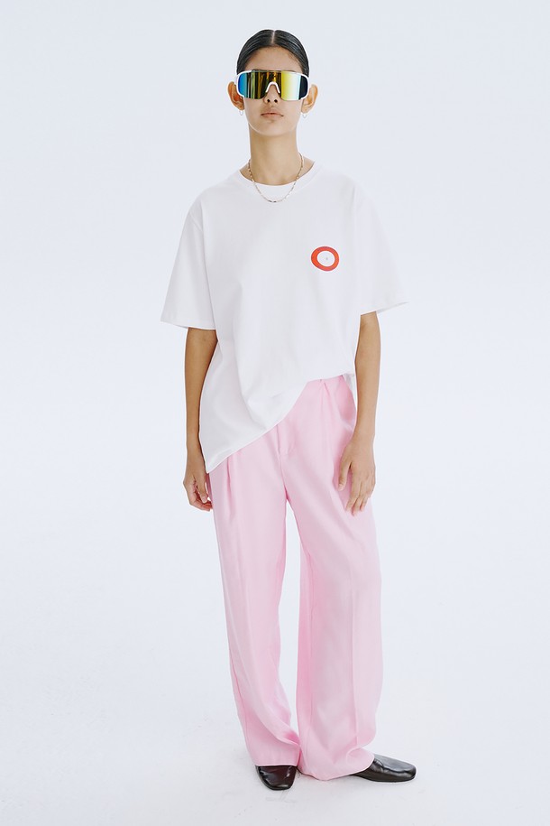 분더캄머 로고 모티브와 스트릿한 그래픽, 포인트 컬러 디자인이 돋보이는 Round Graphic T_White입니다. 면 100% 소재로 제작되어 편안한 착용감을 선사하며, 봄, 여름 시즌에 어울리는 반소매 티셔츠입니다. 오버핏 라운드넥 디자인으로 남녀 공용으로 착용 가능하며, White, Navy, Light Blue 세 가지 컬러로 만나보실 수 있습니다.
