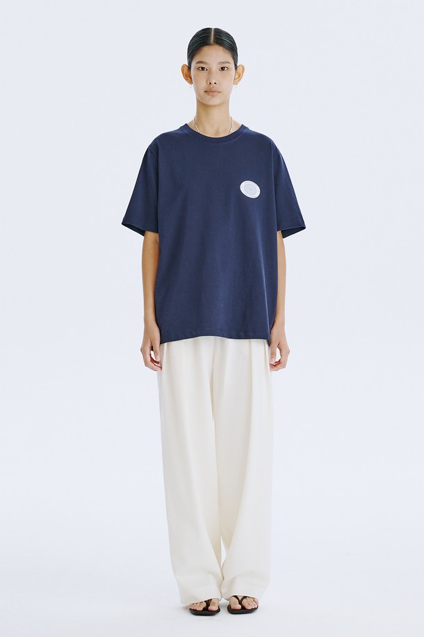 분더캄머 로고 모티브 디자인이 돋보이는 Round Graphic T_Navy 티셔츠입니다. 네이비, 라이트 블루, 화이트 세 가지 색상으로 출시되었으며, 봄/여름 시즌 일상복으로 활용하기 좋습니다. 면 소재의 오버핏 반소매 티셔츠로, 얇은 두께감과 통풍성이 뛰어나 쾌적한 착용감을 선사합니다.
