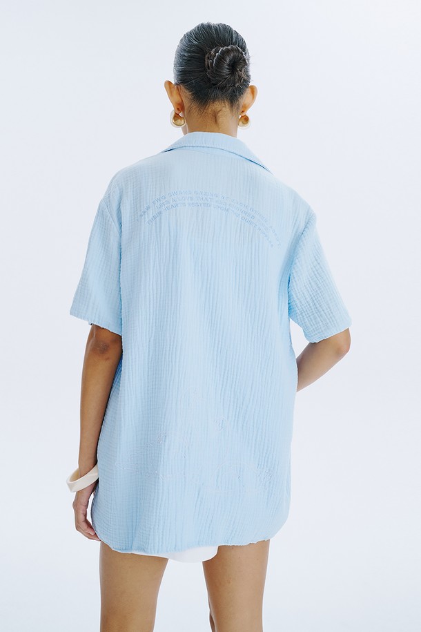 SWAN 하프 셔츠_라이트 블루는 얇고 통기성이 좋은 요루 가공 면 소재로 제작되어 여름철에도 시원하게 착용할 수 있습니다. 셔츠칼라에 반소매 기장, 솔리드핏 디자인으로 미니멀하고 베이직한 스타일을 연출하며, 3겹 천 구조로 견고함을 더했습니다. 은은한 라이트 블루 컬러와 백조 자수 디테일이 돋보이는 데일리 셔츠입니다.
