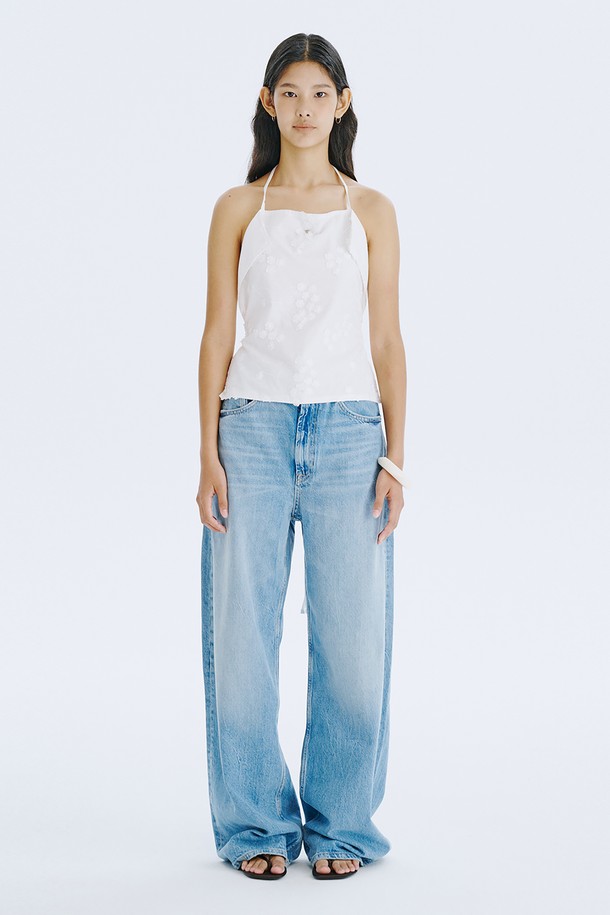 부드러운 아사면 100% 소재의 여성용 스퀘어 넥 민소매 탑입니다. 시원한 여름을 위한 얇은 두께감과 통풍성이 좋은 디자인으로, 꽃 자수 디테일이 은은한 포인트를 더합니다. 레귤러 핏으로 제작되었으며, 레이어드하여 다양한 스타일을 연출하거나 스카프처럼 변형하여 개성 있는 룩을 완성할 수 있습니다.
