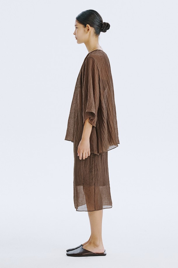 **Sheer Banding Skirt_Brown**

부드러운 텐셀 혼방 소재와 시스루 디자인이 특징인 여성용 H라인 스커트입니다. 브라운 컬러와 안감이 내장되어 비침 걱정 없이 시원하게 여름을 즐길 수 있습니다. 허리 밴딩 처리로 편안한 착용감을 선사하며, 미니멀하고 베이직한 스타일을 연출합니다.
