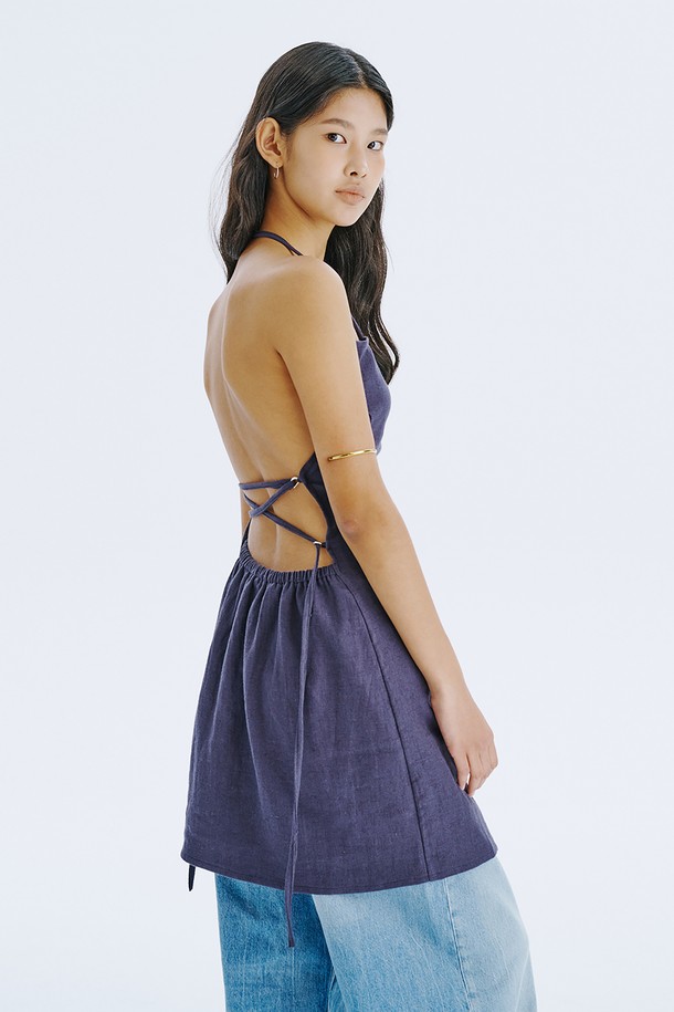 네이비 컬러의 스트랩 미니 드레스는 린넨과 면 혼방 소재로 제작되어 시원하고 편안한 착용감을 선사합니다. 스퀘어넥 라인과 민소매, 등 오픈 디자인, 스트랩 디테일이 특징이며, 여름철 일상, 여행, 휴가 등 다양한 상황에서 미니멀하고 베이직한 스타일을 연출할 수 있습니다. 얇은 두께감으로 통기성이 뛰어나며, 여러 체형을 커버해 주는 디자인으로 드라이클리닝을 권장합니다.
