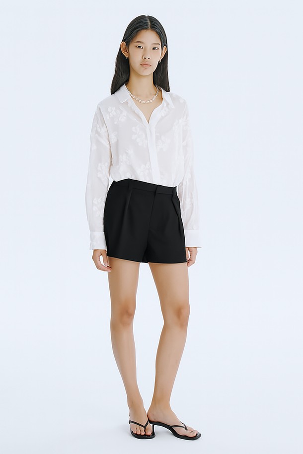 세련된 스타일을 연출하는 25 Tuck Shorts_Black입니다. 허리 턱 디테일과 벨트 착용이 가능한 디자인으로, 루즈핏과 반바지 기장이 편안하면서도 트렌디한 핏을 선사합니다. 면, 폴리에스테르, 나일론 혼방 소재의 무지 디자인으로, 사선 포켓과 지그재그 스티치 디테일이 돋보이는 여름철 데일리 아이템입니다.
