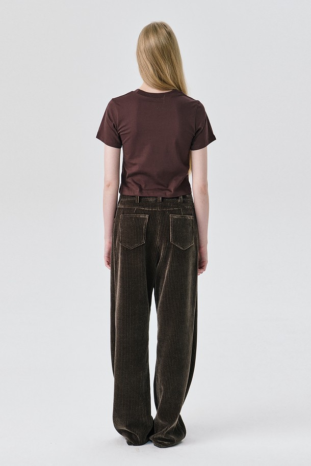 부드러운 촉감의 코듀로이 소재로 제작된 브라운 컬러의 여성용 스트레이트 팬츠입니다. 가을, 겨울 시즌에 어울리는 두꺼운 두께감으로 따뜻하게 착용 가능하며, 허리 안쪽 면은 면 소재 배색으로 편안함을 더했습니다. 클래식하고 모던한 스타일을 연출하며, 요크 디테일이 돋보입니다. 출근룩, 모임룩, 데이트룩 등 다양한 TPO에 활용 가능하며, 미니멀하고 시크한 스타일을 완성해 보세요. 드라이클리닝을 권장합니다.
