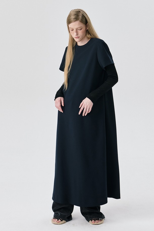 Black (블랙) 컬러의 Short Sleeve Ponte Dress (숏 슬리브 폰테 드레스)는 미니멀한 스타일을 추구하는 여성분들을 위한 사계절용 미니 드레스입니다. 부드러운 촉감의 폴리에스테르와 스판덱스 혼방 폰테 소재로 제작되어, 슬림핏 라인을 살려주면서도 뛰어난 신축성과 복원력을 자랑합니다. 라운드넥과 반소매 디자인, 히든 콘실 지퍼와 사시 디테일 마감으로 깔끔함을 더했으며, 데이트룩, 모임룩, 소개팅룩 등 다양한 TPO에 활용 가능합니다. 몸에 밀착되는 네크라인과 두꺼운 두께감으로 안정적인 핏을 선사하며, 시크하고 클래식한 분위기를 연출합니다.
