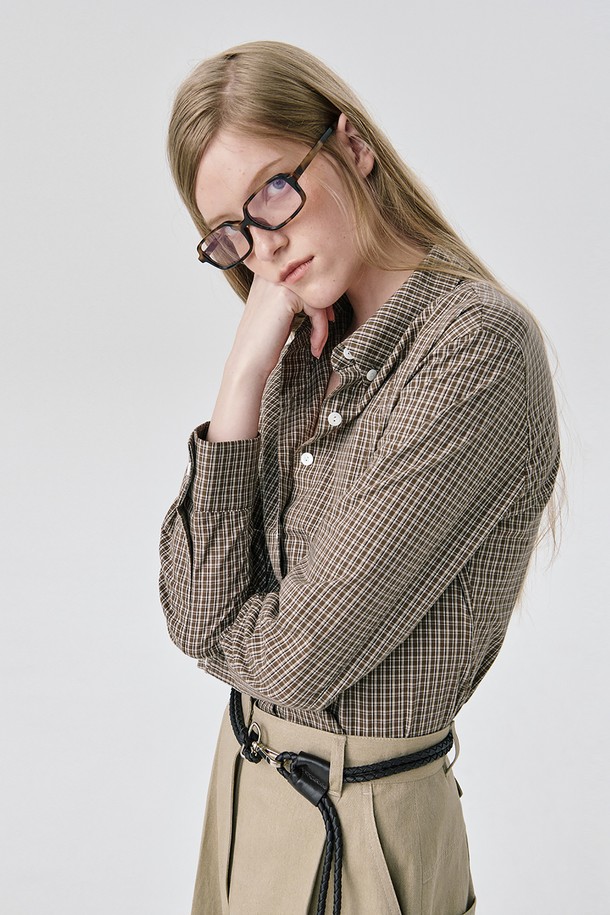 25 레귤러 핏 셔츠_브라운은 여성 의류 상의 셔츠/블라우스 카테고리에 속하며, 사계절 내내 활용 가능한 제품입니다. 클래식, 캐주얼, 미니멀 스타일을 추구하는 분들께 적합하며, 출근룩과 비즈니스 캐주얼에 잘 어울립니다. 부드러운 면 소재에 브라운 컬러와 체크 패턴이 돋보이며, 레귤러 핏과 긴소매, 버튼다운 칼라 디자인으로 제작되었습니다. 왼쪽 가슴에는 로고 자수가 있으며, 통기성이 좋아 편안하게 착용할 수 있습니다. 데님, 치노팬츠, 스커트 등 다양한 하의와 매치하여 폭넓은 스타일을 연출해보세요.
