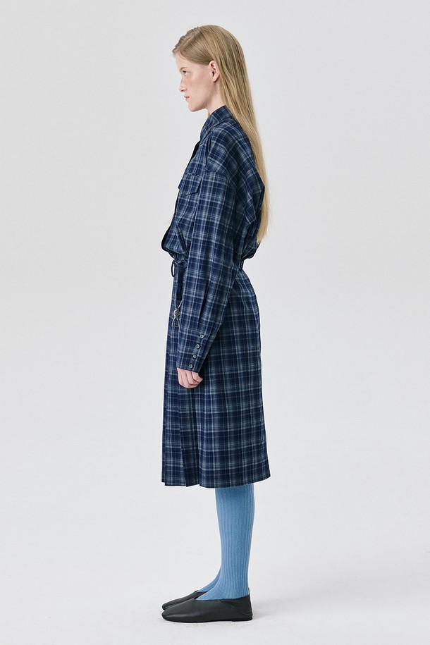 네이비 컬러의 오버사이즈 셔츠입니다. 롱 기장의 드롭숄더 디자인으로, 클래식과 캐주얼 무드를 넘나드는 스타일을 연출합니다. 체크 패턴과 플랩 포켓 디테일이 돋보이며, 힙을 덮는 기장으로 편안하게 착용 가능합니다. 폴리에스테르, 레이온, 스판덱스 혼방 소재로 제작되어 사계절 내내 활용 가능하며, 긴소매 디자인으로 다양한 레이어드 룩을 연출할 수 있습니다. 출근룩, 비즈니스 캐주얼, 모임룩 등 TPO에 구애받지 않고 미니멀한 스타일을 완성해보세요.
